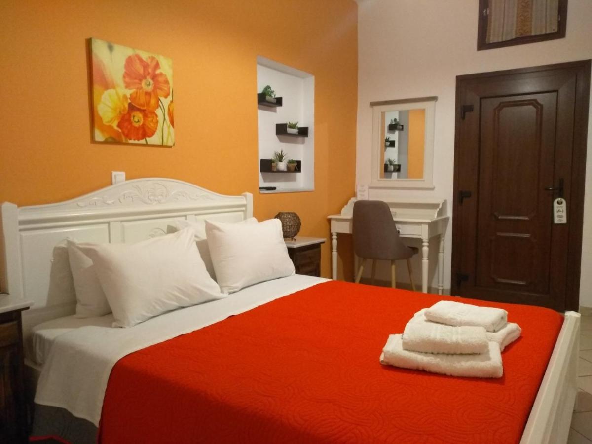 Pansion Zaharoula Hotel Fira  Exterior photo