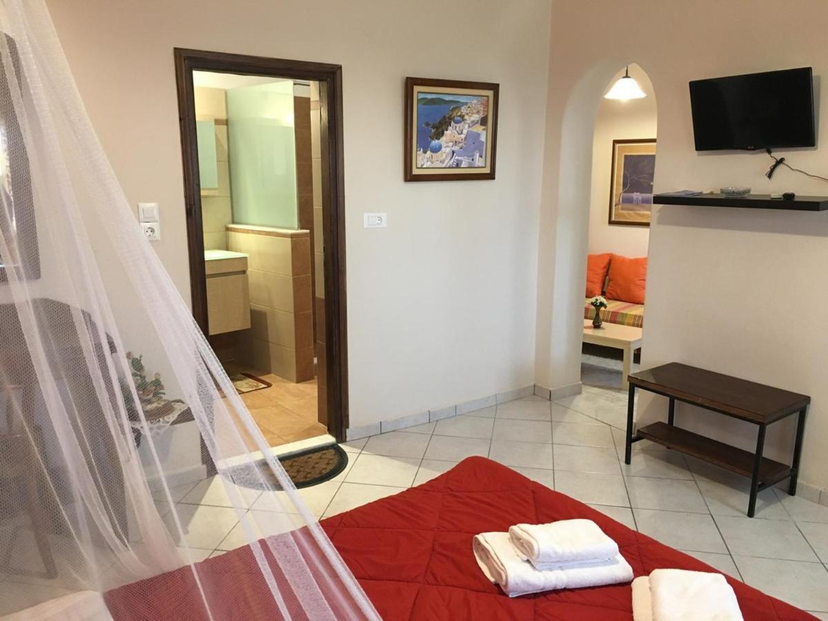 Pansion Zaharoula Hotel Fira  Exterior photo